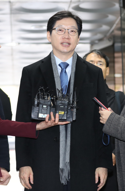 김경수 경남도지사가 지난 21일 오전 서울 서초구 서울중앙지방법원에서 열린 속행공판에 출석하며 취재진 질문에 답하고 있다 [사진=연합뉴스]