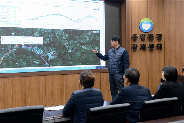 한국환경공단 내 종합환경관제센터는 실시간으로 전국의 가축분뇨 수거차량 이동 경로, 상ㆍ하차 중량, 액비살포 등이 지도에 표시되는 등 가축분뇨 관리의 전 단계를 모니터링해 적정 처리 여부를 확인한다. 사진은 공단 종합환경관제센터.  [제공=한국환경공단]