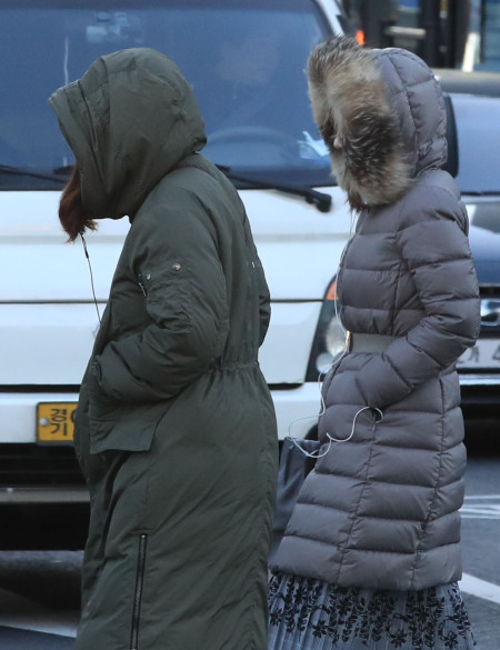 중부와 전북 일부 내륙을 중심으로 한파주의보가 발효된 24일 오전 서울 종로구 광화문역 인근에서 두터운 옷차림의 시민들이 출근길을 재촉하고 있다. 이렇게 날씨가 갑자기 추워지면 뇌졸중 위험이 커지므로 주의해야 한다(사진은 기사 내용과 관련 없음). [연합뉴스]