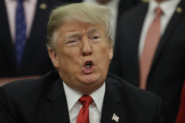 <YONHAP PHOTO-1423> President Donald Trump participates in a signing ceremony for the "Juvenile Justice Reform Act," in the Oval Office of the White House, Friday, Dec. 21, 2018, in Washington. (AP Photo/Evan Vucci)/2018-12-22 06:08:48/ <저작권자 ⓒ 1980-2018 ㈜연합뉴스. 무단 전재 재배포 금지.>
<YONHAP PHOTO-1423> President Donald Trump participates in a signing ceremony for the "Juvenile Justice Reform Act," in the Oval Office of the White House, Friday, Dec. 21, 2018, in Washington. (AP Photo/Evan Vucci)/2018-12-22 06:08:48/ <저작권자 ⓒ 1980-2018 ㈜연합뉴스. 무단 전재 재배포 금지.>
