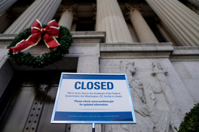 <YONHAP PHOTO-1838> A sign declares the National Archive is closed due to a partial federal government shutdown in Washington, U.S., December 22, 2018. REUTERS/Joshua Roberts TPX IMAGES OF THE DAY/2018-12-23 09:27:33/ <저작권자 ⓒ 1980-2018 ㈜연합뉴스. 무단 전재 재배포 금지.>
<YONHAP PHOTO-1838> A sign declares the National Archive is closed due to a partial federal government shutdown in Washington, U.S., December 22, 2018. REUTERS/Joshua Roberts TPX IMAGES OF THE DAY/2018-12-23 09:27:33/ <저작권자 ⓒ 1980-2018 ㈜연합뉴스. 무단 전재 재배포 금지.>