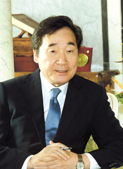 이낙연 국무총리가 지난 22일(현지시간) 모로코 수도 라바트의 소피텔호텔에서 ‘마그레브 3국 순방’을 마치고 귀국하기 전 동행 취재진과 가진 인터뷰에서 답변하고 있다.
［제공=국무총리실］