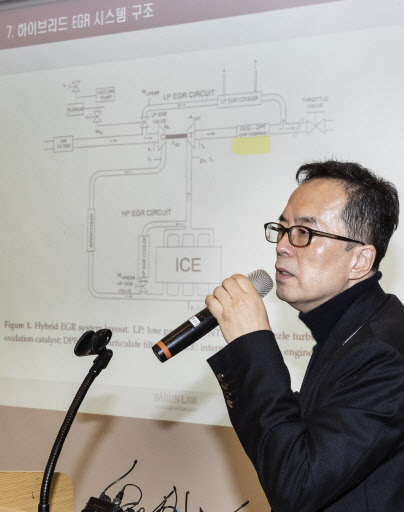 24일 오전 서울 강남구 바른빌딩 바른로펌에서 열린 민관합동조사단 최종 조사결과 발표에 대한 BMW피해자모임의 입장 발표에서 법무법인 바른 하종선 변호사가 관련 브리핑을 하고 있는 모습. [연합뉴스 제공]