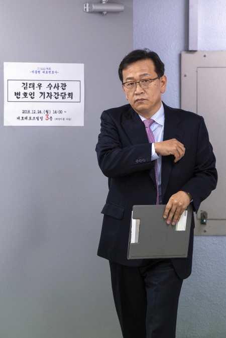 김태우 수사관의 변호를 맡은 석동현 변호사가 24일 서울 강남구 법무법인 대호에서 열린 기자회견에 입장하고 있다. [사진=연합뉴스]