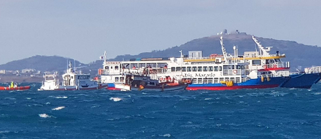 24일 오후 2시 43분께 제주 서귀포시 마라도에서 199명(승객 195, 승선원 4)을 태우고 제주도 본섬 모슬포항으로 향하다 좌초된 여객선 블루레이호의 모습.[사진=연합뉴스]
