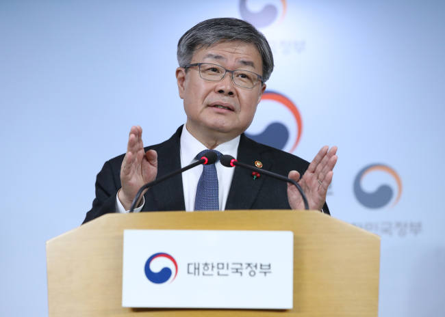 이재갑 고용노동부 장관이 24일 오전 서울 종로구 정부서울청사에서 근로시간 및 최저임금 관련 브리핑을 하고 있다.[사진=연합뉴스]
이재갑 고용노동부 장관이 24일 오전 서울 종로구 정부서울청사에서 근로시간 및 최저임금 관련 브리핑을 하고 있다.[사진=연합뉴스]