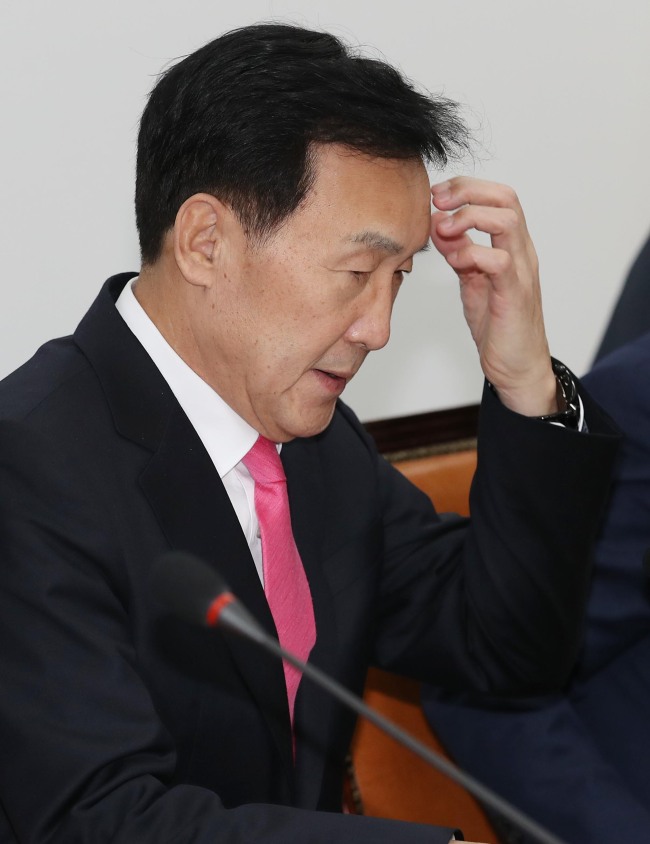 바른미래당 손학규 대표가 24일 오전 국회에서 열린 최고위원회의에 참석, 생각에 잠겨 있다.[사진=연합뉴스]