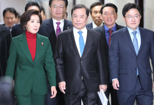 자유한국당 김병준 비상대책위원장(앞줄 가운데)과 나경원 원내대표((앞줄 왼쪽), 김용태 사무총장(앞줄 오른쪽)이 24일 오전 국회에서 열린 비상대책위원회의에 입장하고 있다.[사진=연합뉴스]