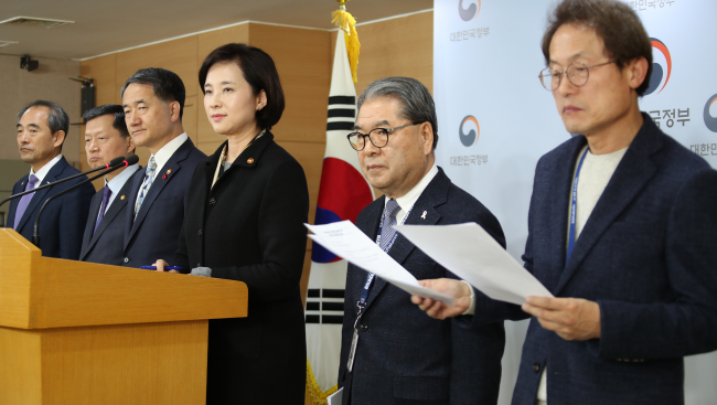 이재정 경기도교육감(오른쪽에서 두번째)이 지난달 30일 오후 정부서울청사에서 사립유치원 집단 폐원에 대한 범정부 대응방침 정부 합동 브리핑에 참석하고 있다.[사진=연합뉴스]