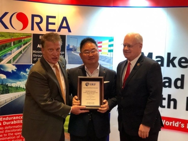 Caris Guardrail CEO Yu Cheol (center) receives the Innovation Award at the IRF Global R2T Conference & Expo in Las Vegas in November (Caris Guardrail)