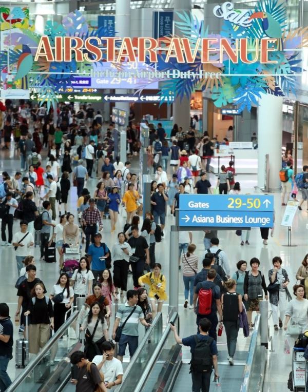 In this file photo, taken Aug. 13, 2018, outbound tourists pack Incheon International Airport, west of Seoul. (Yonhap)