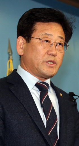 이른바 '공항 갑질'로 물의를 일으킨 더불어민주당 김정호 의원이 25일 국회 정론관에서 사과 기자회견을 하고 있다. (사진=연합뉴스)