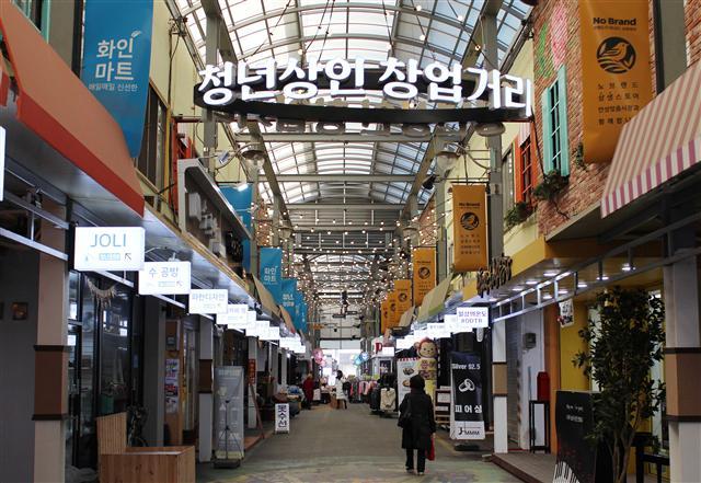 안성맞춤시장 가운데 위치한 청년상인 창업거리 모습.
