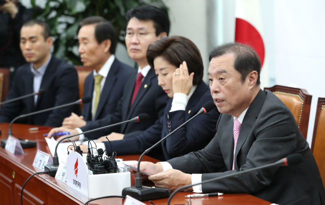 자유한국당 김병준 비상대책위원장(오른쪽)이 26일 오전 국회에서 열린 비상대책위원회-중진의원 연석회의에서 발언하고 있다.[사진=연합뉴스]
자유한국당 김병준 비상대책위원장(오른쪽)이 26일 오전 국회에서 열린 비상대책위원회-중진의원 연석회의에서 발언하고 있다.[사진=연합뉴스]