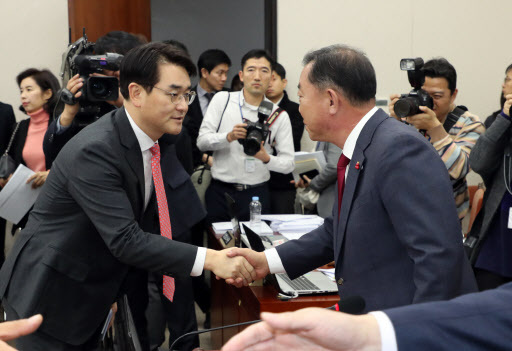 국회 교육위원회 이찬열 위원장이 26일 국회에서 열린 교육위원회 전체회의에서 더불어민주당 박용진 의원과 인사하고 있다.  (사진=연합뉴스)
