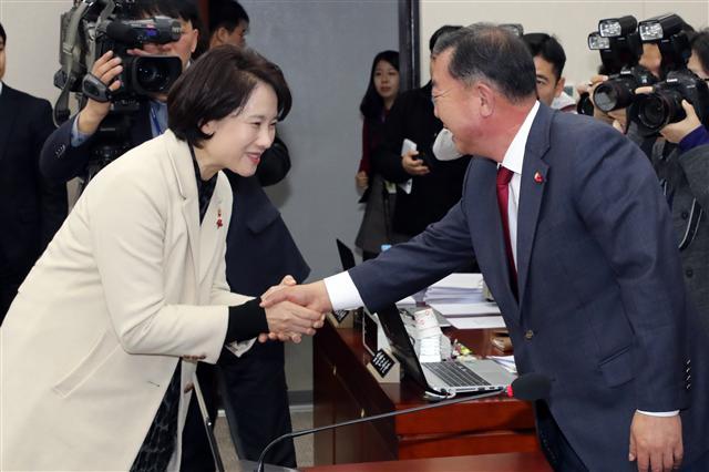국회 교육위원회 이찬열 위원장이 26일 국회에서 열린 교육위원회 전체회의에 앞서 유은혜 사회부총리 겸 교육부 장관과 인사하고 있다.   [연합뉴스]