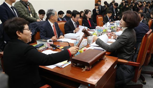 국회 환경노동위원회 고용노동소위원회 임이자 위원장이 26일 오전 산업안전보건법 개정안을 심의하기 위해 열린 고용노동소위원회에서 개회를 알리는 의사봉을 두드리고 있다.  [연합뉴스]