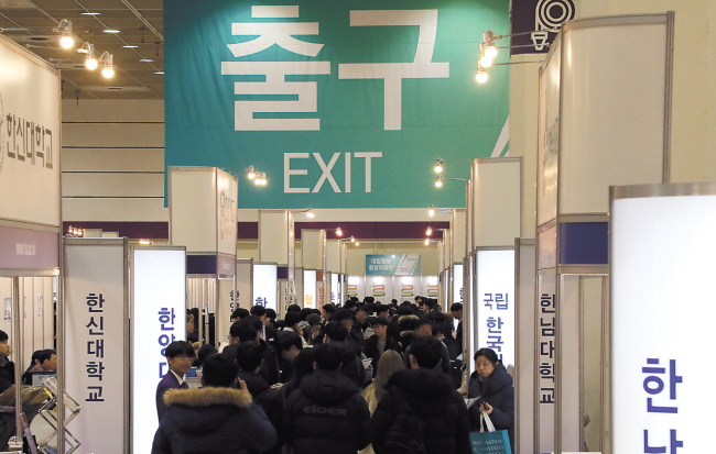 2019학년도 대학 정시모집 원서접수가 오는 29일부터 시작된다. 대학별 원서접수 기간이 제각각이기 때문에 지원자들은 반드시 일정을 점검해야 한다. 모집군별 전형 기간을 보면, 가군은 내년 1월4~11일이다. 나군은 1월12~19일, 다군은 1월20~27일이다. 지원자들은 군별로 1개 대학씩 총 3개 대학에 지원할 수 있다.
2019학년도 4년제 대학 정시모집 선발인원은 전년도보다 8036명 줄어든 총 8만2736명(198개교 기준)이다. 이는 내년도 전체 신입생 모집인원(34만7478명)의 약 23%로 역대 최저 수준이다.
정시에서는 수능 성적이 핵심 선발도구다. 이번 정시모집에서도 총 선발인원의 87.0%인 7만2044명을 수능위주전형으로 선발한다. 나머지 다른 선발도구를 활용하는 실기위주전형(9783명), 학생부종합전형(436명), 학생부교과전형(313명), 재외국민ㆍ외국인전형(160명) 등은 비중이 작다.
올해 수능이 역대급으로 어려웠던 만큼 치밀한 정시 전략이 어느 때보다 필요한 상황이다. 수시모집 이월인원 증가 규모가 변수이기 때문이다. 대학들은 수시모집 정원을 채우지 못하면 남은 인원을 정시모집으로 이월해 뽑는다. 대개 수능 최저학력기준을 맞추지 못할 때 이런 현상이 많이 발생한다.
이번 정시에서는 표준점수 최고점이 첫 150점을 찍을 정도로 어려웠던 국어영역이나 1등급 비율이 5.3%에 불과한 영어영역의 최저학력기준을 충족하지 못한 학생들이 많아 수시모집 이월인원이 예년보다 더 늘어날 것이라는 전망이 나온다. 올해보다 수능이 쉬웠던 전년도에도 9만238명이던 최초 정시모집 인원이 수시모집 이월인원으로 11만9278명으로 크게 증가한 바 있다.
각 대학의 수능 영역별 반영 비율을 고려한 최선의 수능 성적 조합을 찾는 것도 관건이다. 불수능으로 변별력이 뚜렷한 상황에서는 자신에게 유리한 수능 성적 조합을 만드는 게 경쟁력을 확보할 수 있는 가장 효과적인 방안이다.
대학들은 수능 성적을 반영할 때 계열별로 국어ㆍ수학ㆍ탐구영역 반영비율을 달리한다. 절대평가인 영어영역은 등급에 따라 대학이 정한 점수에서 가감한다.
입시 전문가들은 “올해처럼 불수능으로 변별력이 뚜렷해진 상황에서는 최선의 성적 조합을 찾는 게 반등을 꾀할 수 있는 유일한 방법”이라며 “수시모집 이월인원까지 확정되면 다시 한 번 각 대학 영역별 반영비율을 점검해 최종 지원 리스트를 결정하기를 바란다”고 조언했다.
박세환 기자/greg@heraldcorp.com