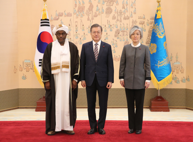 President Moon Jae-in (right) greets Ambassador Elrayih Mohamed Elawad Hydoub from Sudan  Dec. 27 (Yonhap)