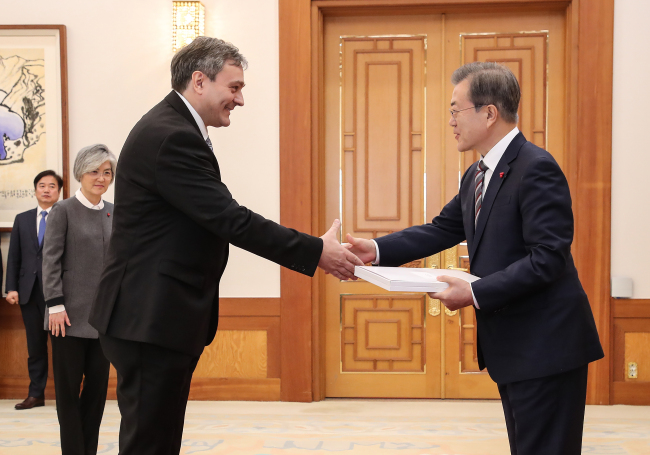 President Moon Jae-in (right) greets Ambassador Damir Kusen from Croatia (Yonhap)