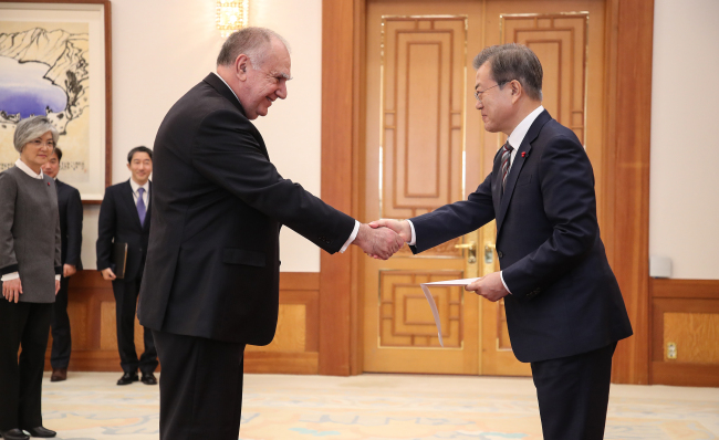 President Moon Jae-in (right) greets Ambassador Luis Henrique Sobreira Lopes from Brazil, Dec. 26 (Yonhap)