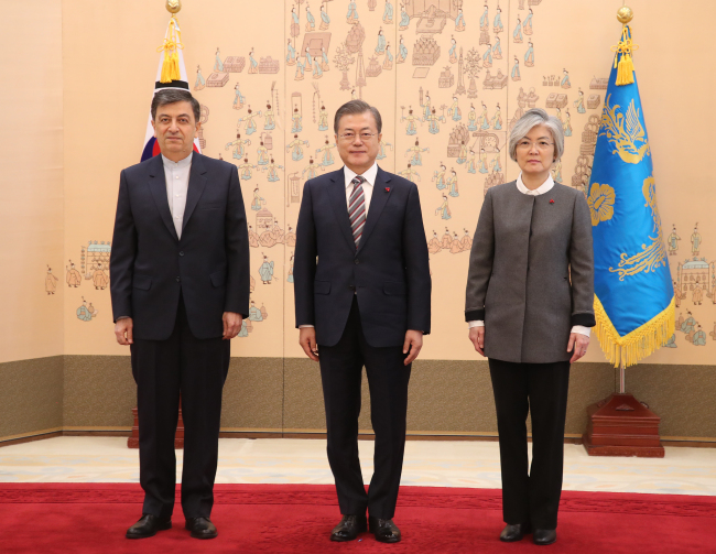President Moon Jae-in (right) greets Ambassador Saeed Badamchi Shabestari of Iran, Dec. 26 (Yonhap)
