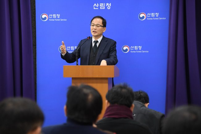 박종호 산림청 차장이 26일 정부대전청사 기자실에서 산림에 버려진 목재를 이용해 친환경 전기를 생산하는 신재생에너지에 대해 설명하고 있다. [사진=산림청 제공]