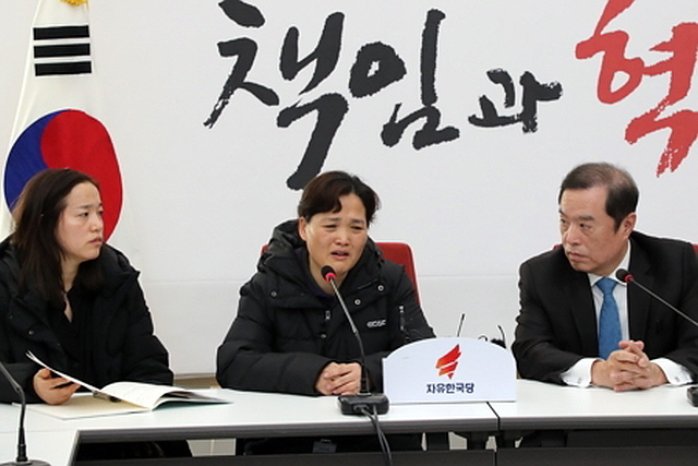Mother of the deceased Kim Yong-gyun, a 24-year-old subcontract worker who was killed earlier this months in a conveyor belt accident, Kim Mi-suk (center) speaks at the National Assembly, Dec. 24 (Yonhap)