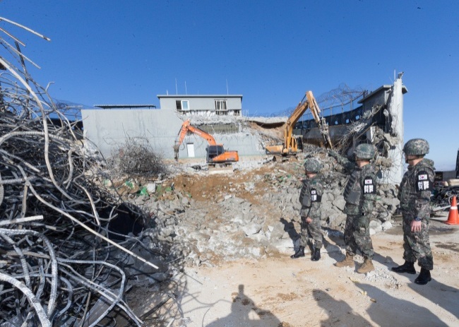 Army chief of staff Gen. Kim Yong-woo visited the DMZ last month to observe the destruction work of guard posts. Yonhap
