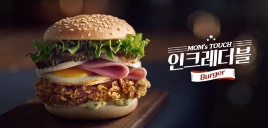 최근 푸짐한 크기를 내세운 빅사이즈 콘셉트의 버거가 대표적인 ‘가성비’ 메뉴로 떠오르며 기록적인 판매고 올리고 있다. 사진은 제2의 입찢버거(입이 찢어질 정도로 두꺼운 버거)라 불리는 인크레더블 버거.  [제공=맘스터치]