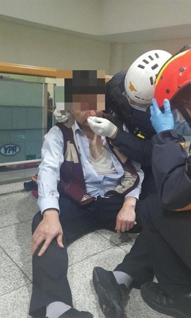 유성기업 노조원들에게 폭행당한 임직원. [연합뉴스]