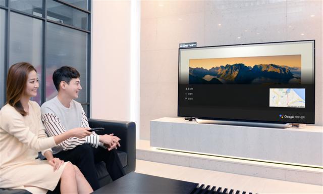 LG 인공지능 TV가 국내 최초로 구글의 인공지능 비서인 ‘구글 어시스턴트’ 한국어 서비스를 시연하고 있는 모습. 서울에서 강릉까지의 거리를 지도로 표시해주고 있다. [제공=LG전자]