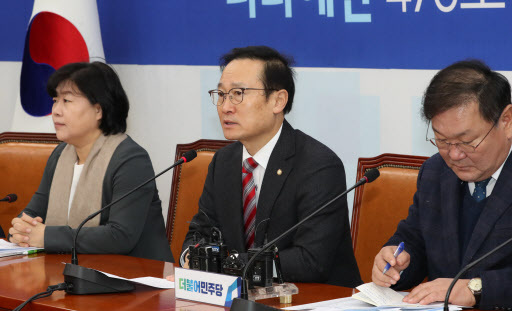 더불어민주당 홍영표 원내대표가 27일 오전 국회에서 열린 원내대책회의에서 발언하고 있다. (사진=연합뉴스)