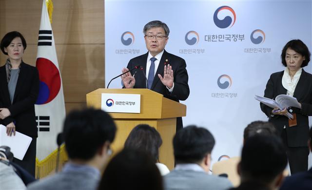 정부가 최저임금 산정에 주휴수당을 포함하는 시행령 개정을 밀어붙일 방침인 가운데, 이재갑 고용노동부 장관이 지난 24일 오전 서울 종로구 정부서울청사에서 근로시간 및 최저임금 관련 브리핑을 하고 있다.  [연합뉴스]