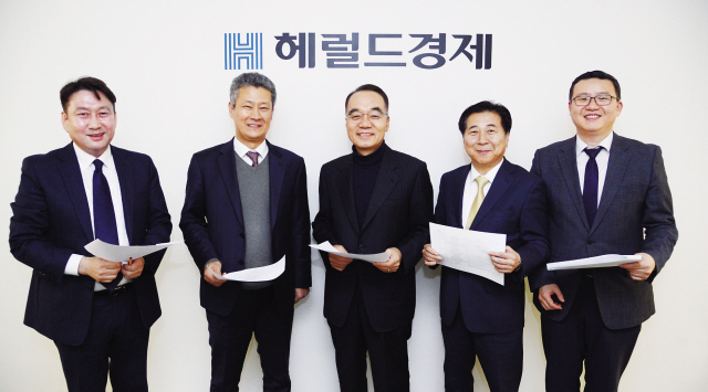 ‘2018 헤럴드 일자리 대상’ 심사가 지난 24일 오후 2시 서울 용산구 헤럴드스퀘어 3층 회의실에서 열렸다. 심사위원장을 맡은 박재완(가운데) 전 기획재정부 장관(현 성균관대 행정학과 교수)를 비롯해 김동욱 한국경영자총협회 사회정책본부장(오른쪽부터), 박종갑 대한상공회의소 전무, 이재원 중소기업중앙회 경제정책본부장, 전창협 헤럴드경제 편집국장이 심사에 앞서 포즈를 취하고 있다. 박해묵 기자/mook@heraldcorp.com