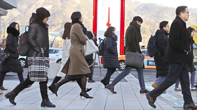 중부와 전북 일부 내륙을 중심으로 한파주의보가 발효된 지난 24일 오전 서울 종로구 광화문역 인근에서 두터운 옷차림의 시민들이 출근길을 재촉하고 있다. 한파는 오는 27일 다시 시작, 연말까지 이어질 전망이어서 한랭 질환 주의가 필요하다.  [연합뉴스]