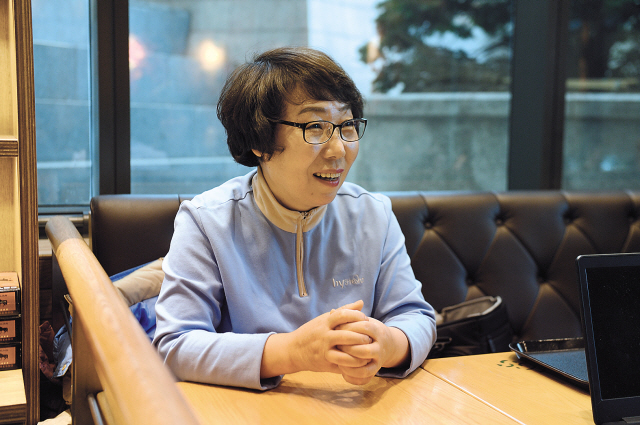 최근 만난 ‘야쿠르트 아주머니’ 강미숙(60) 씨는 한국야쿠르트의 홀몸노인 돌봄활동을 통해 1999년부터 매년 70여명의 홀몸노인에게 야쿠르트 제품을 전달하며 건강과 안전을 확인하고 있다.
[제공=한국야쿠르트]