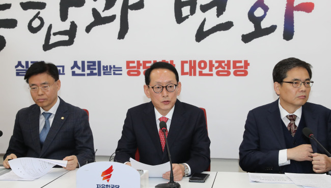Rep. Kim Do-eup (center), the chief of Liberty Korea Party's committee on allegations surrounding Cheong Wa Dae's special inspection team, speaks at a meeting at the National Assembly on Thursday. Yonhap