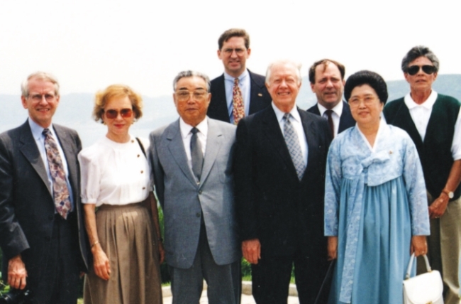 Former US President Jimmy Carter (center right) poses for a photo alongside then-North Korean leader Kim Il-sung (center left) and his wife Kim Song-ae. (File photo)