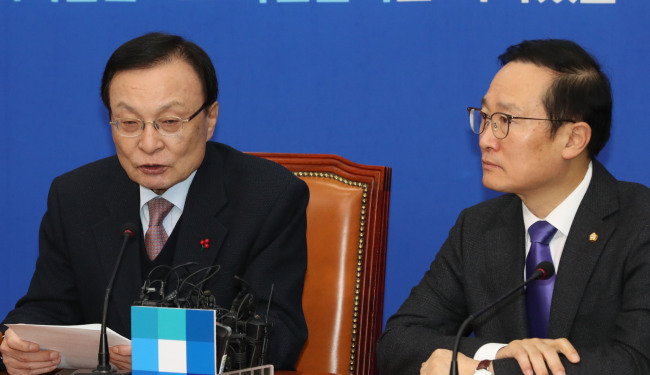 더불어민주당 최고위원회의에 참석한 이해찬(사진 왼쪽) 대표와 홍영표 원내대표.[사진=연합뉴스]
더불어민주당 최고위원회의에 참석한 이해찬(사진 왼쪽) 대표와 홍영표 원내대표.[사진=연합뉴스]