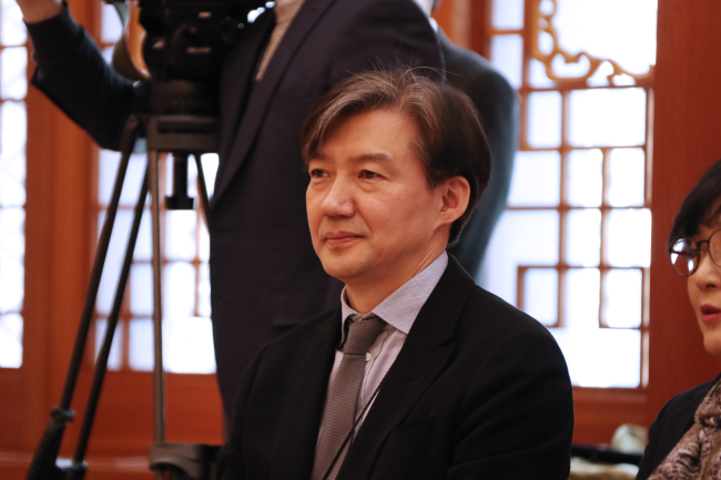 조국 민정수석이 28일 오전 청와대에서 열린 김상환 신임 대법관 임명식에 임석해 있다.[사진=연합뉴스]