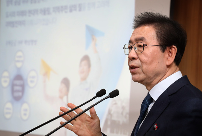 박원순 서울시장이 26일 오전 서울시청 기자실에서 '서울시 주택공급 혁신방안 및 세부공급 계획'을 발표하고 있다.[사진=연합뉴스]