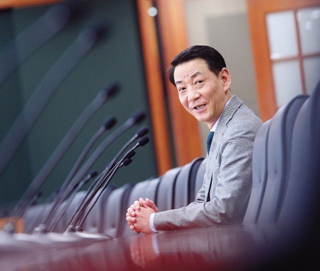 권용원 금융투자협회장은 최근 금융당국과 국회가 시장의 건의사항을 적극 수용하고 있다며, 한국 자본시장이 선진 자본시장 수준에 오르기 위한 작업이 본격화하고 있다고 기대했다.  이상섭 기자/babtong@heraldcorp.com