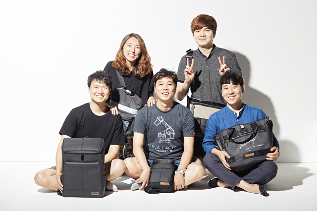 SK이노베이션이 지원하는 사회적기업 모어댄 최이현 대표와 직원들이 자동차 내장재를 활용해 만든 제품을 선보이고 있다.