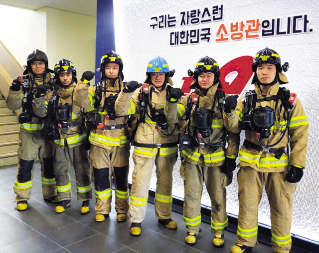 지난 10월 28일 강원 홍천군 홍천읍에서 발생한 화재 현장에 출동해 3살 아이 구한 홍천소방서 소방대원들(위 사진). LG복지재단은 강원체육고등학교에서 성준용, 최태준, 김지수(사진 왼쪽부터) 학생에게 ‘LG 의인상’을 전달했다. [제공=LG그룹]