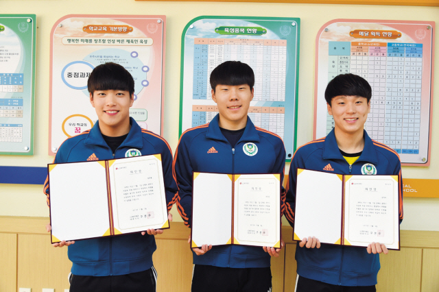 지난 10월 28일 강원 홍천군 홍천읍에서 발생한 화재 현장에 출동해 3살 아이 구한 홍천소방서 소방대원들(위 사진). LG복지재단은 강원체육고등학교에서 성준용, 최태준, 김지수(사진 왼쪽부터) 학생에게 ‘LG 의인상’을 전달했다. [제공=LG그룹]