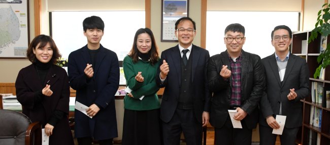 28일 정부대전청사에서 열린 산림청 으뜸민원공무원 포상 격려 시상식에서 박종호 산림청 차장(오른쪽에서 세번째)이 수상자들과 단체 사진을 찍고 있다.