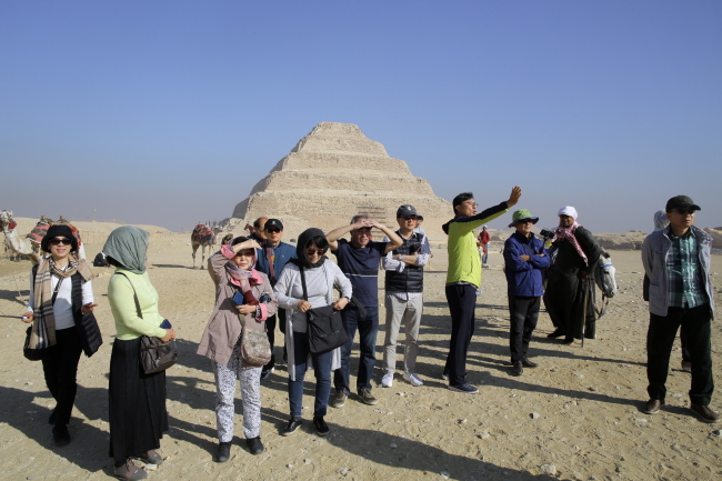 Tourists visit King Djoser's step pyramid, also known as the Saqqara pyramid in Saqqara area, Giza, Egypt, 15 December 2018. (EPA-Yonhap)