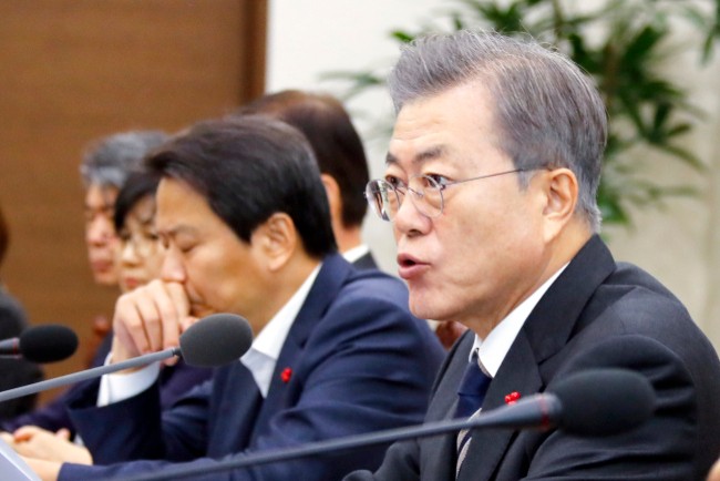 문대통령, 31일 청와대에서 차분히 올 한해 마무리