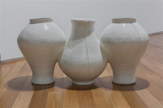 김준명, Top&Bottom, 2015, Ceramic, 89×33×45cm
[제공=송은문화재단]